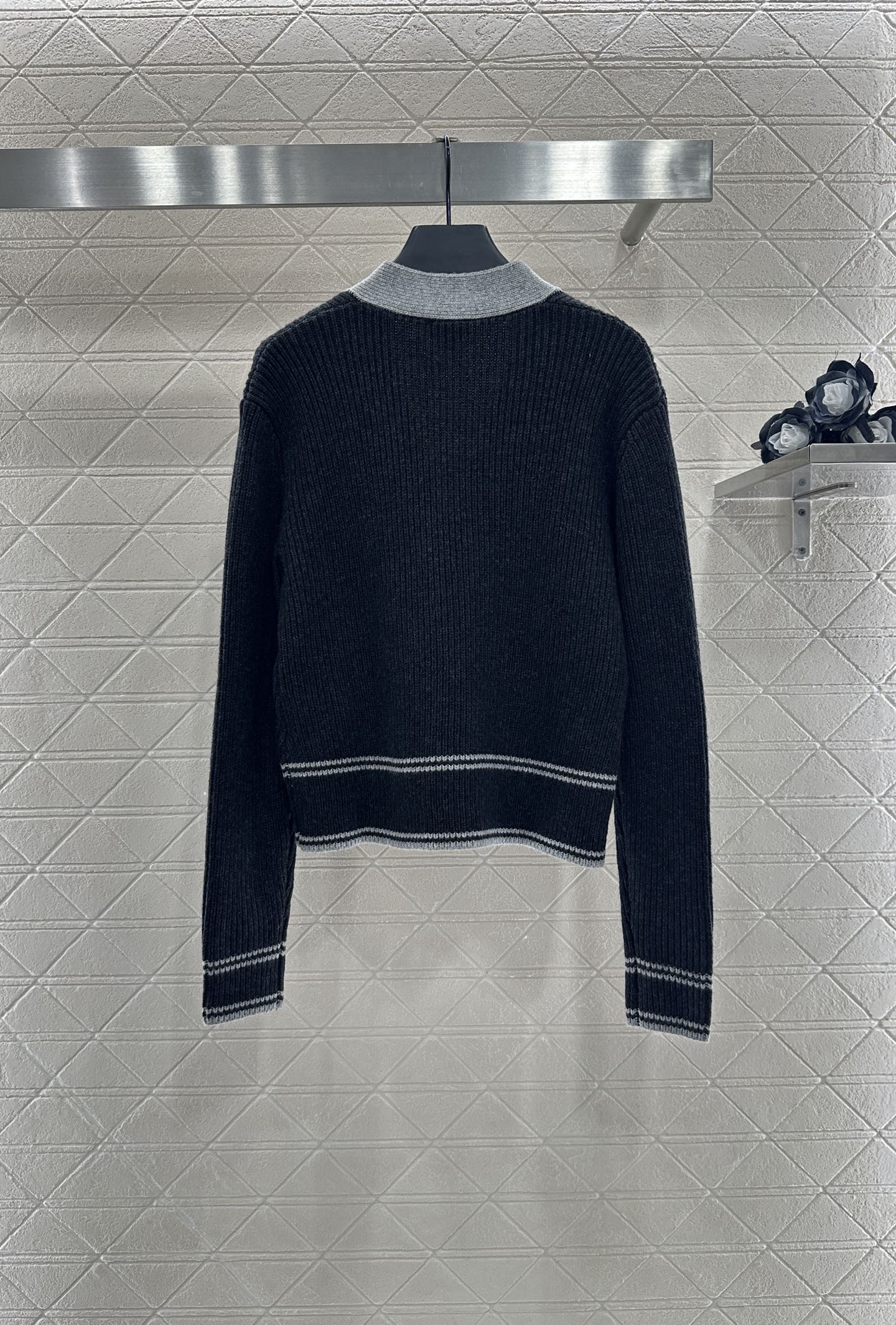 C 25 V-neck cashmere sweater