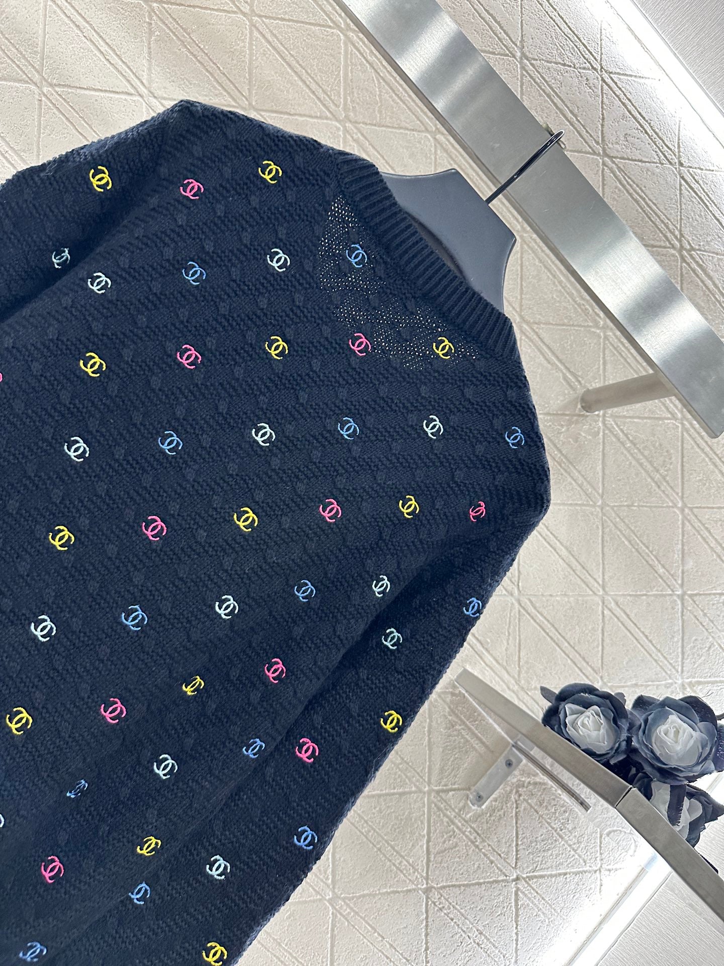 C 25 Crew neck embroidered wool sweater