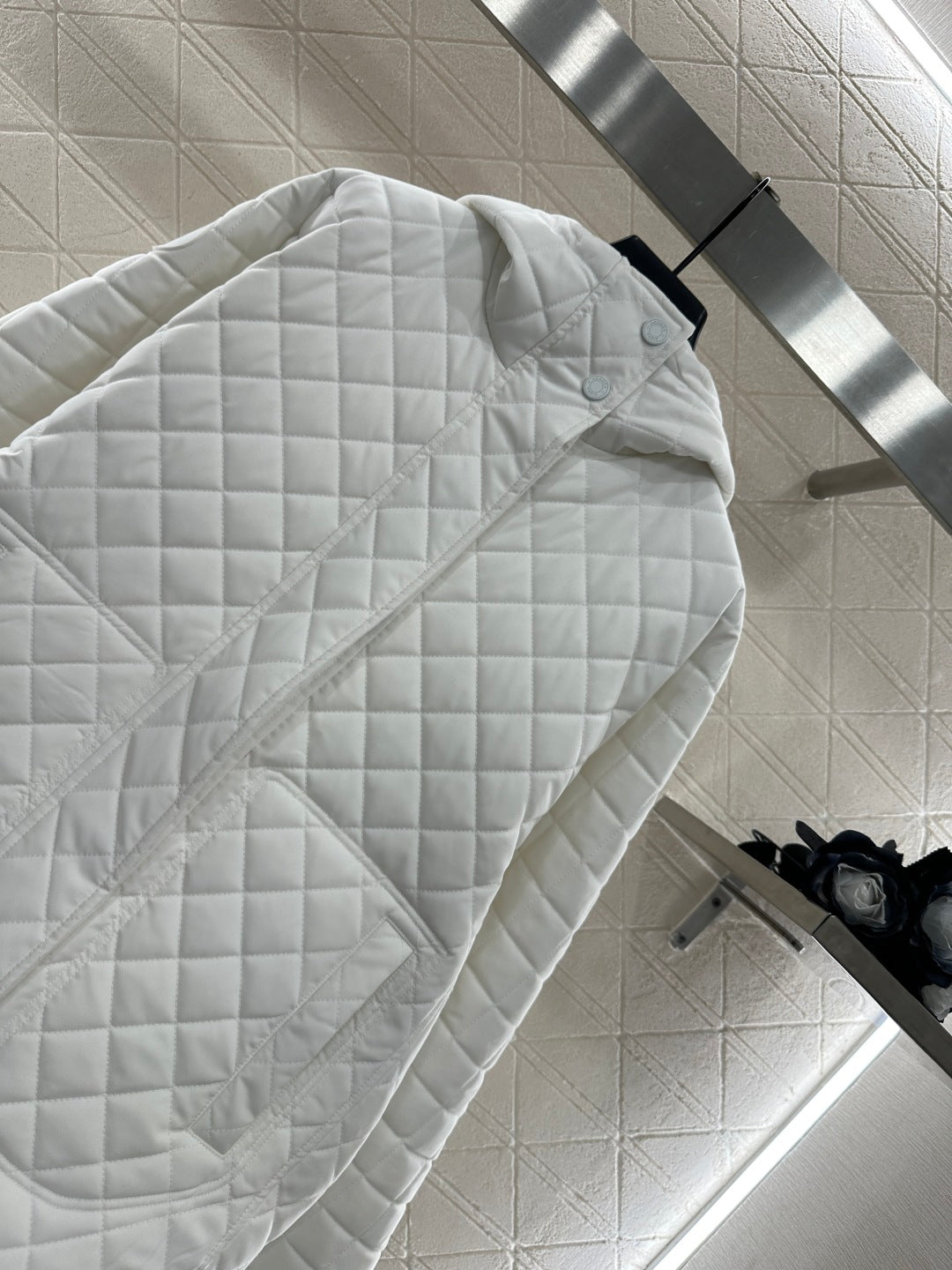 He 25 Reversible quilted jacket with hidden hood