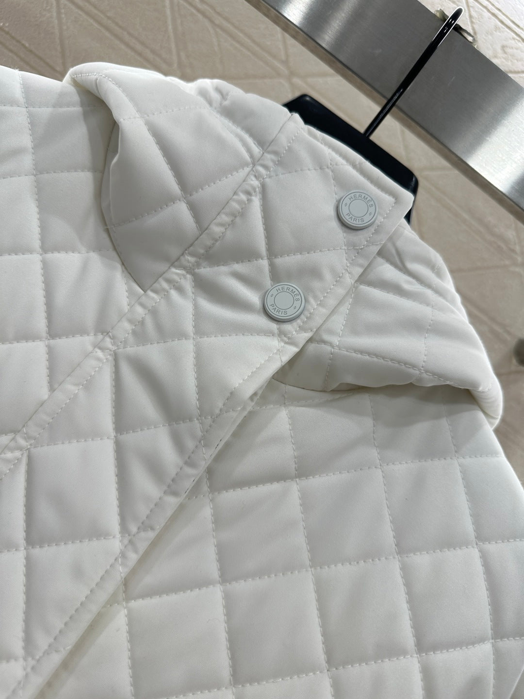 He 25 Reversible quilted jacket with hidden hood