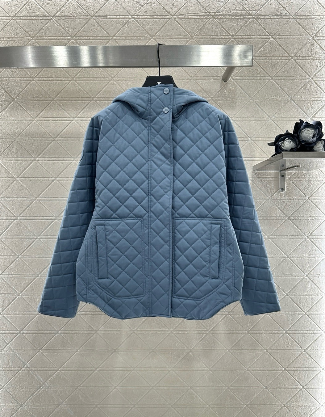 He 25 Reversible quilted jacket with hidden hood
