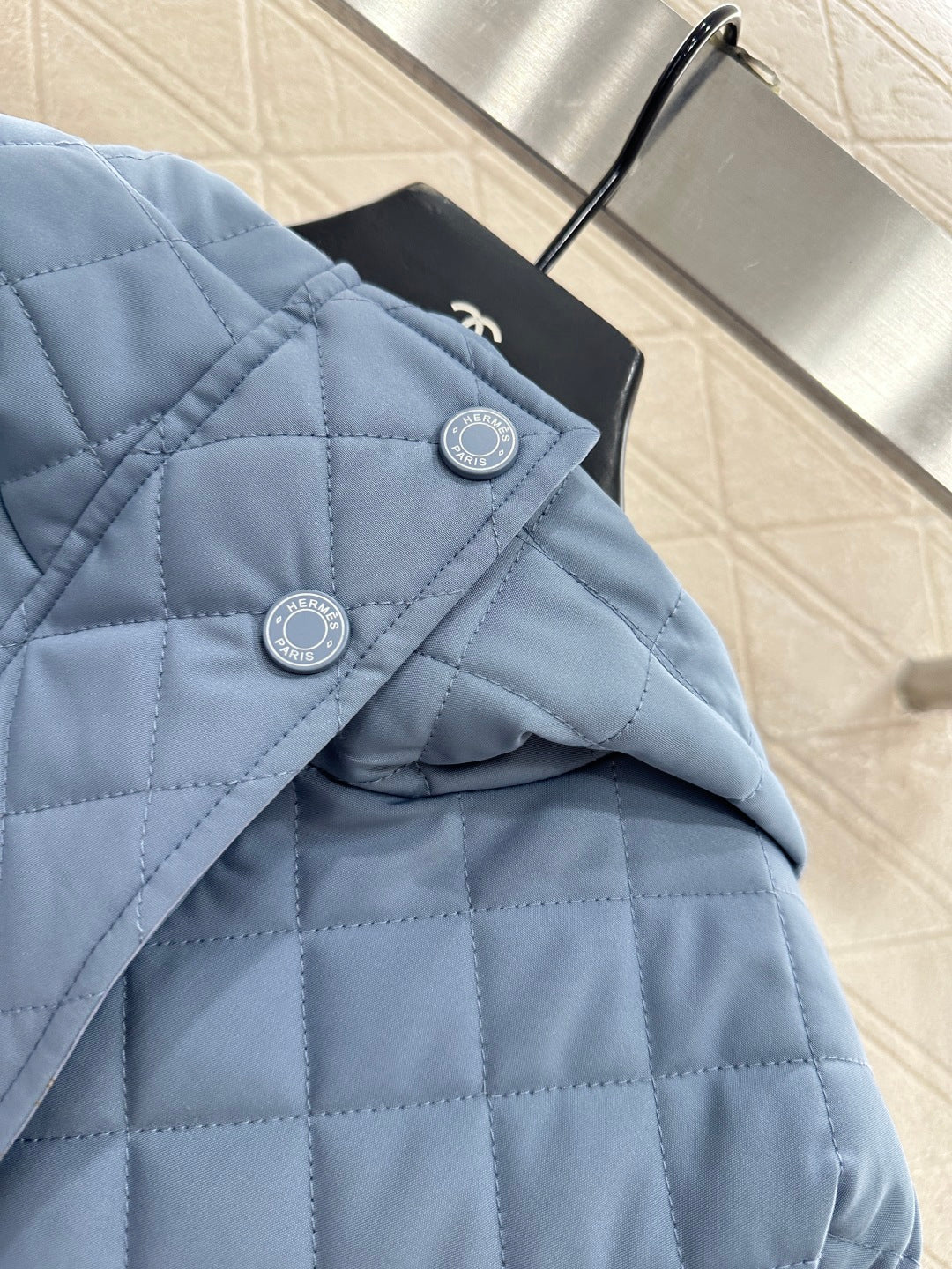 He 25 Reversible quilted jacket with hidden hood