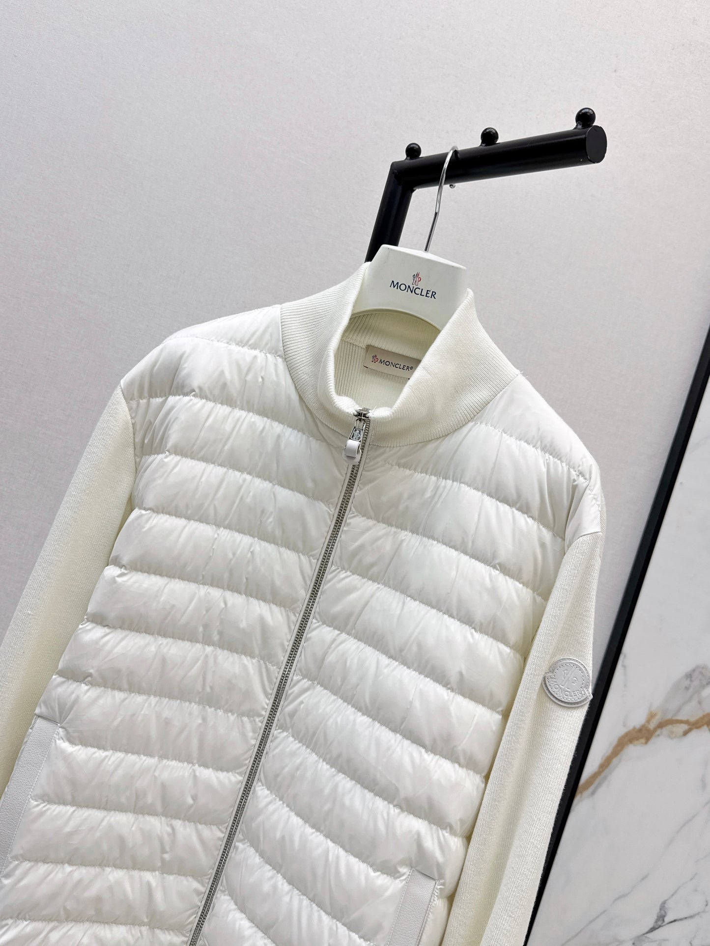 Mon 25fw New Knitted Small Stand Collar Knitted Down Jacket（WHITE/BLACK）