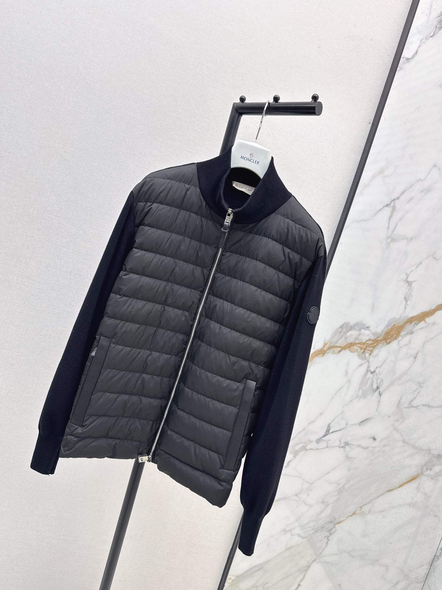 Mon 25fw New Knitted Small Stand Collar Knitted Down Jacket（WHITE/BLACK）