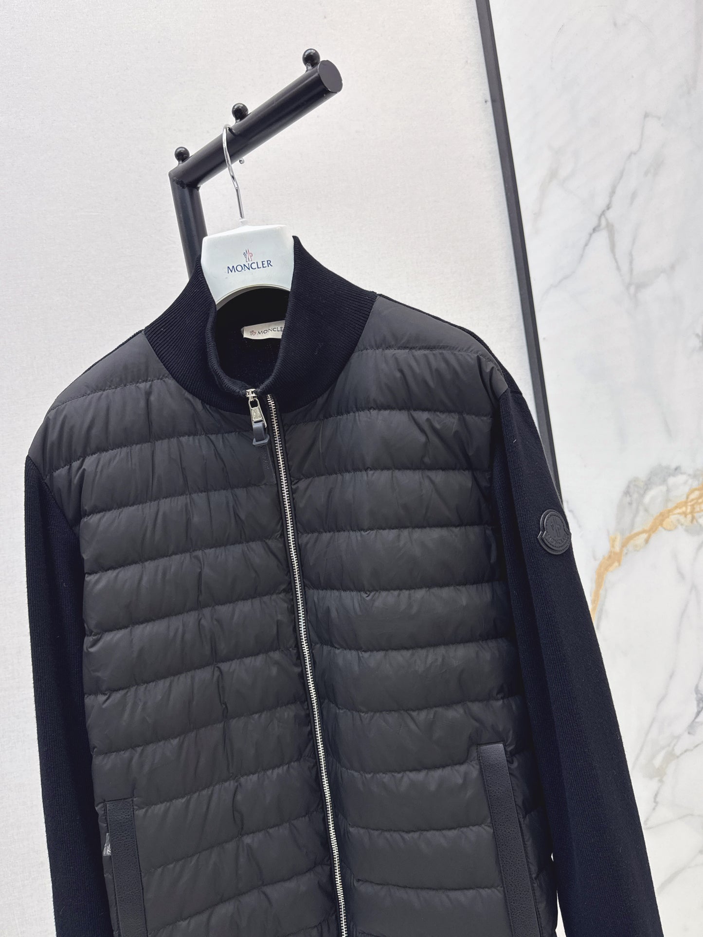 Mon 25fw New Knitted Small Stand Collar Knitted Down Jacket（WHITE/BLACK）