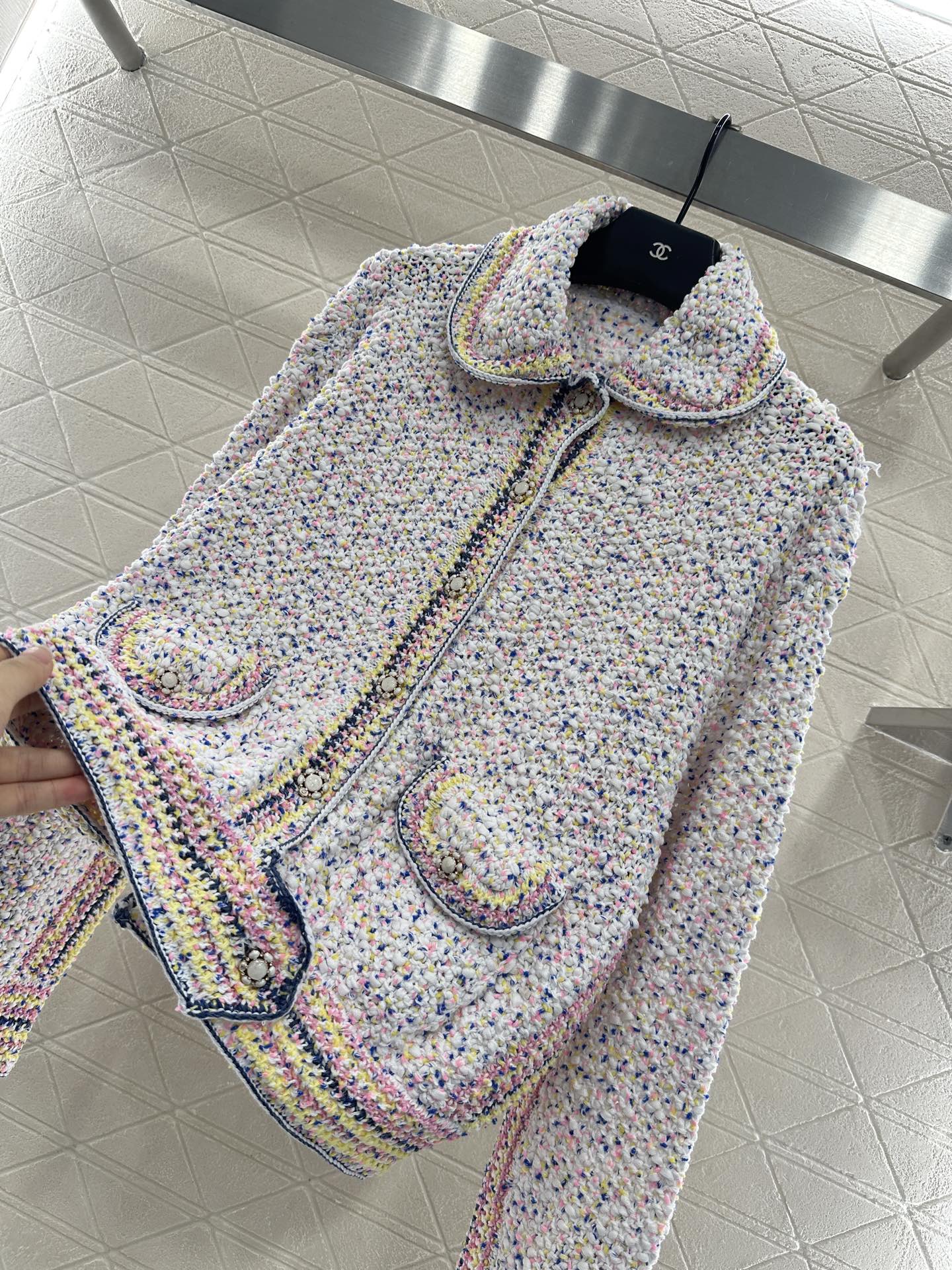 C 25 Collar colored dot sweater cardigan