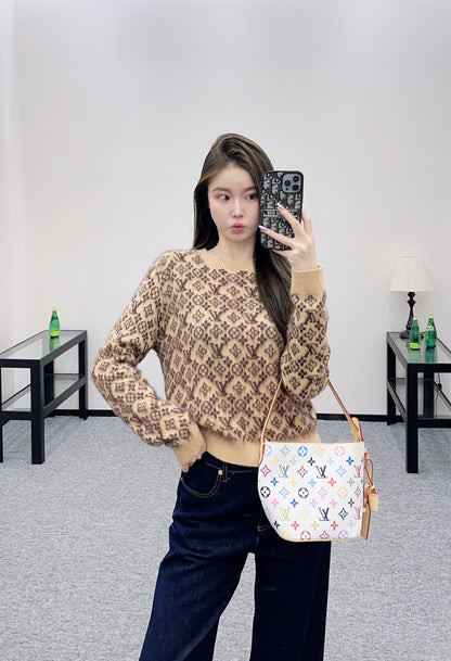 L 25 Knitted wool sweater