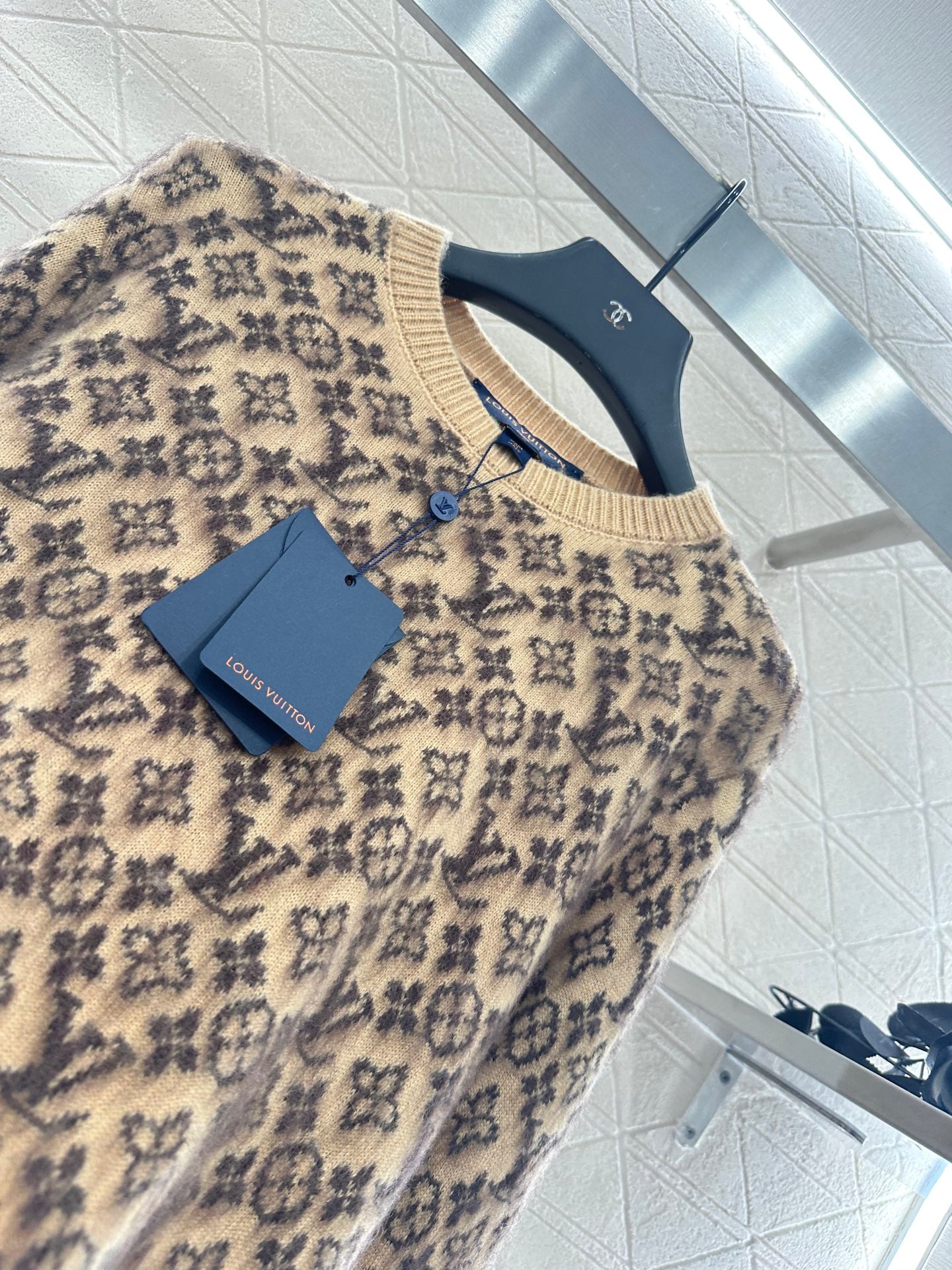 L 25 Knitted wool sweater