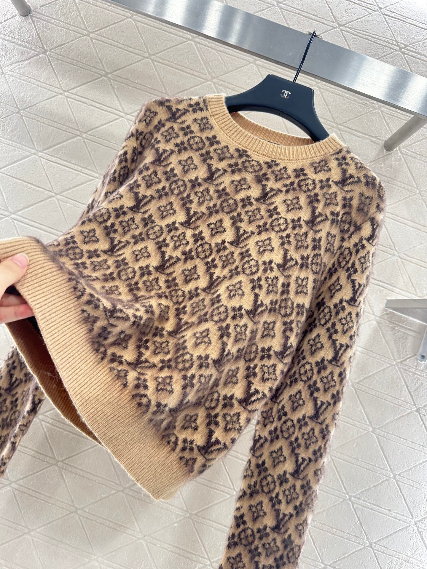 L 25 Knitted wool sweater