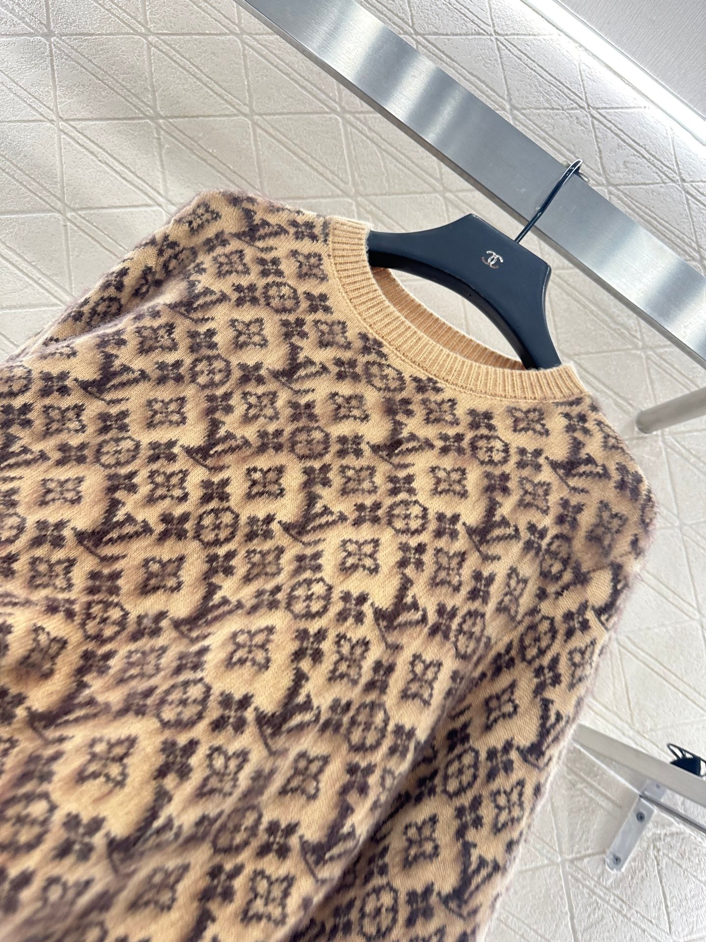 L 25 Knitted wool sweater