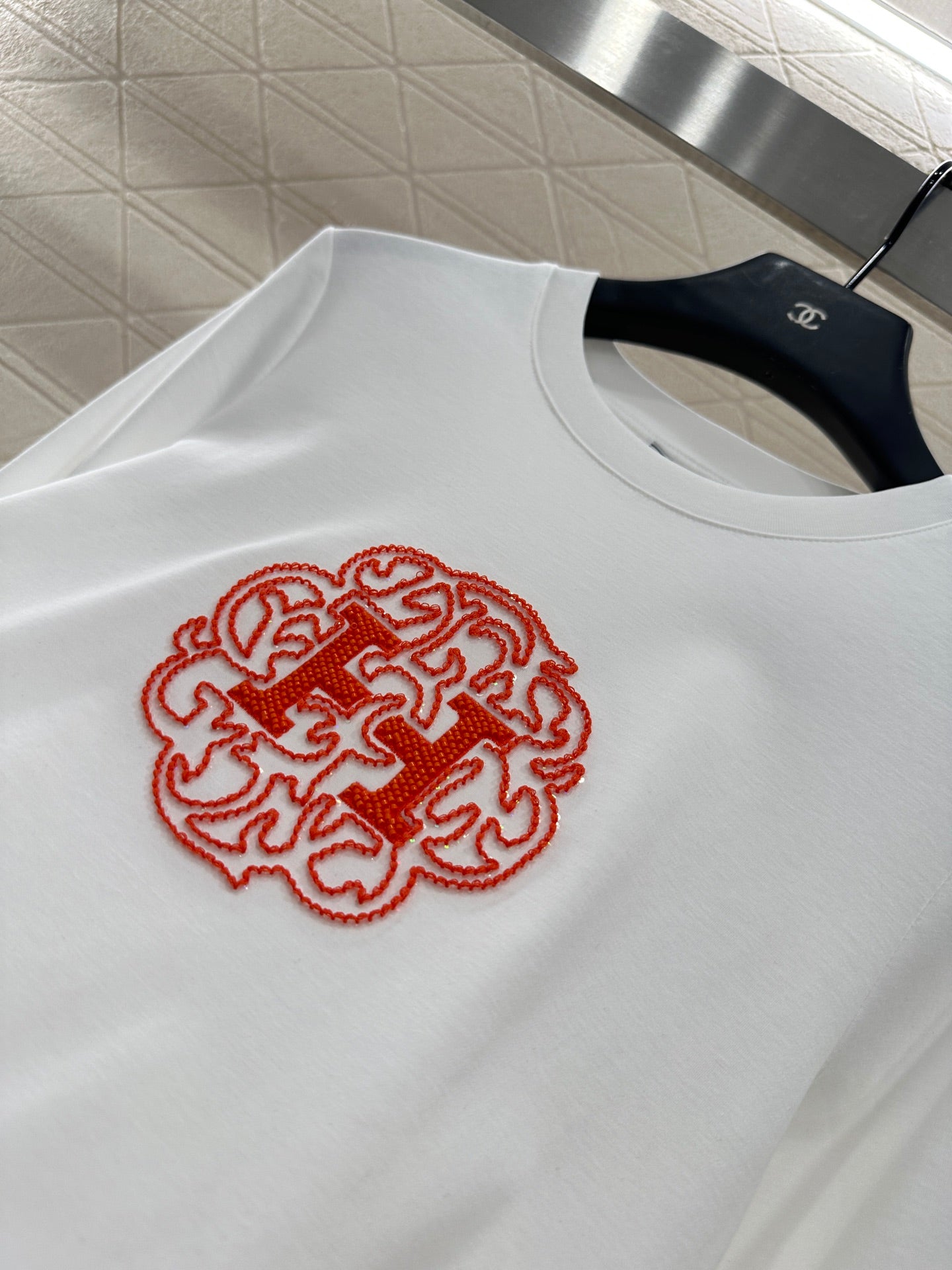 He 25 Slim fit beaded logo top(WHITE/BLACK)