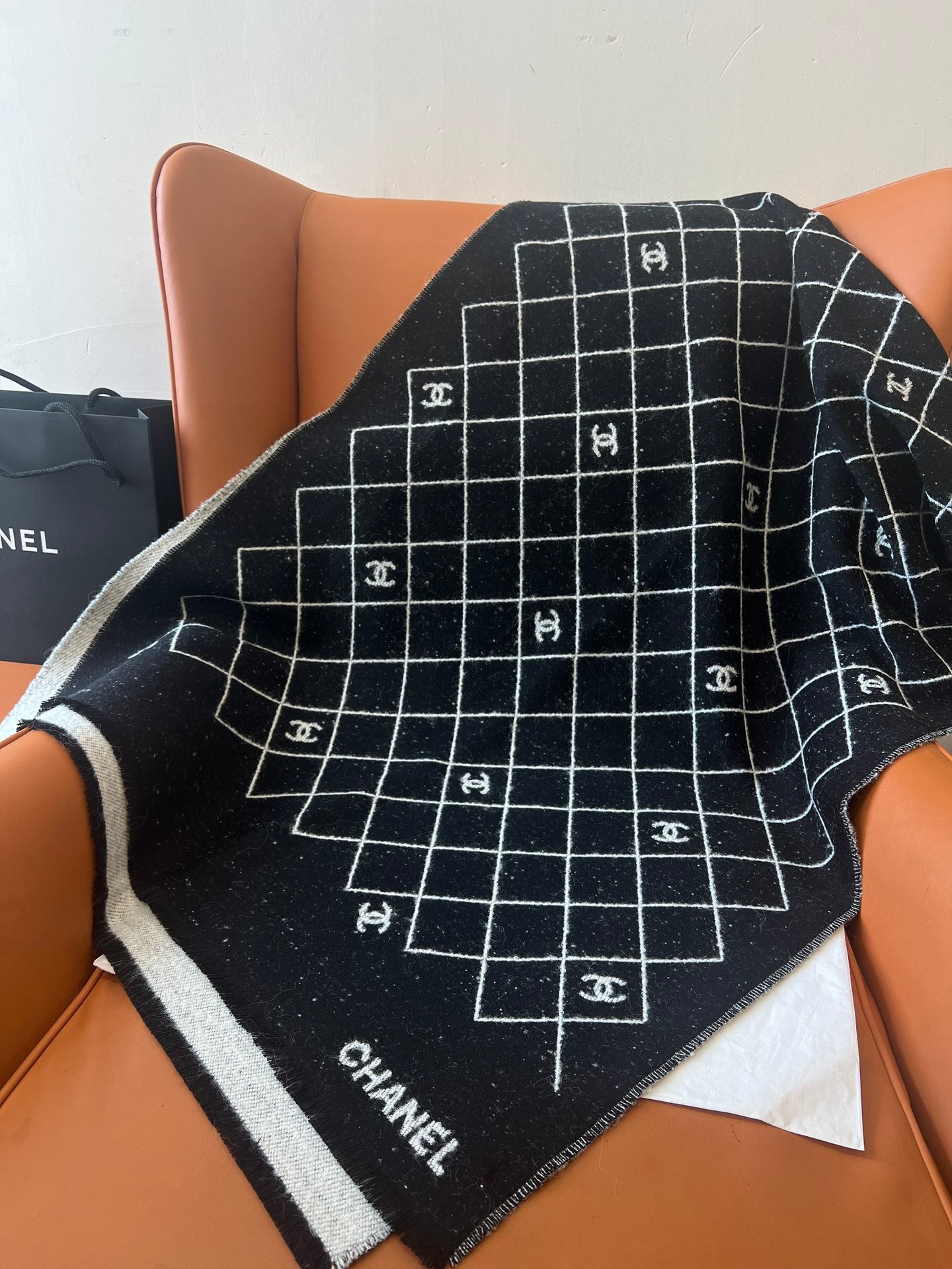 C 25 Large logo scarf with classic diamond pattern.
