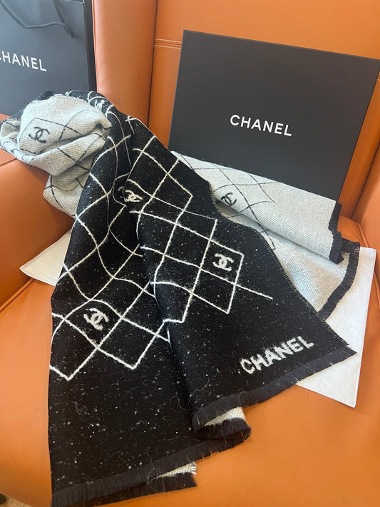 C 25 Large logo scarf with classic diamond pattern.