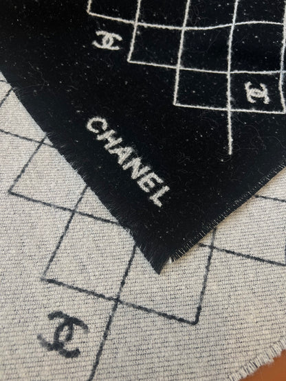 C 25 Large logo scarf with classic diamond pattern.