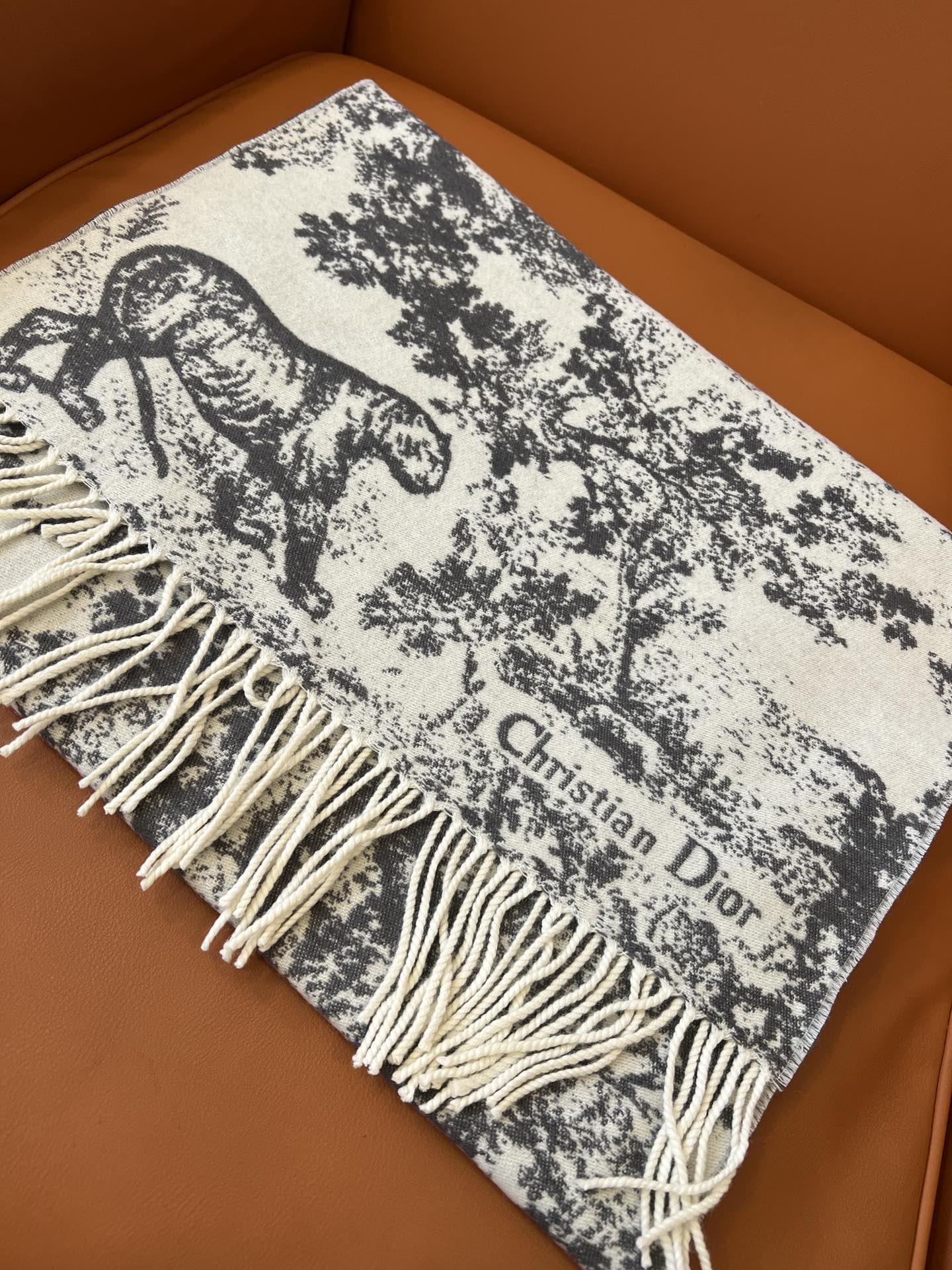 Di 25 Jouy Print Shawl Scarf（BLACK/GRAY/PINK）