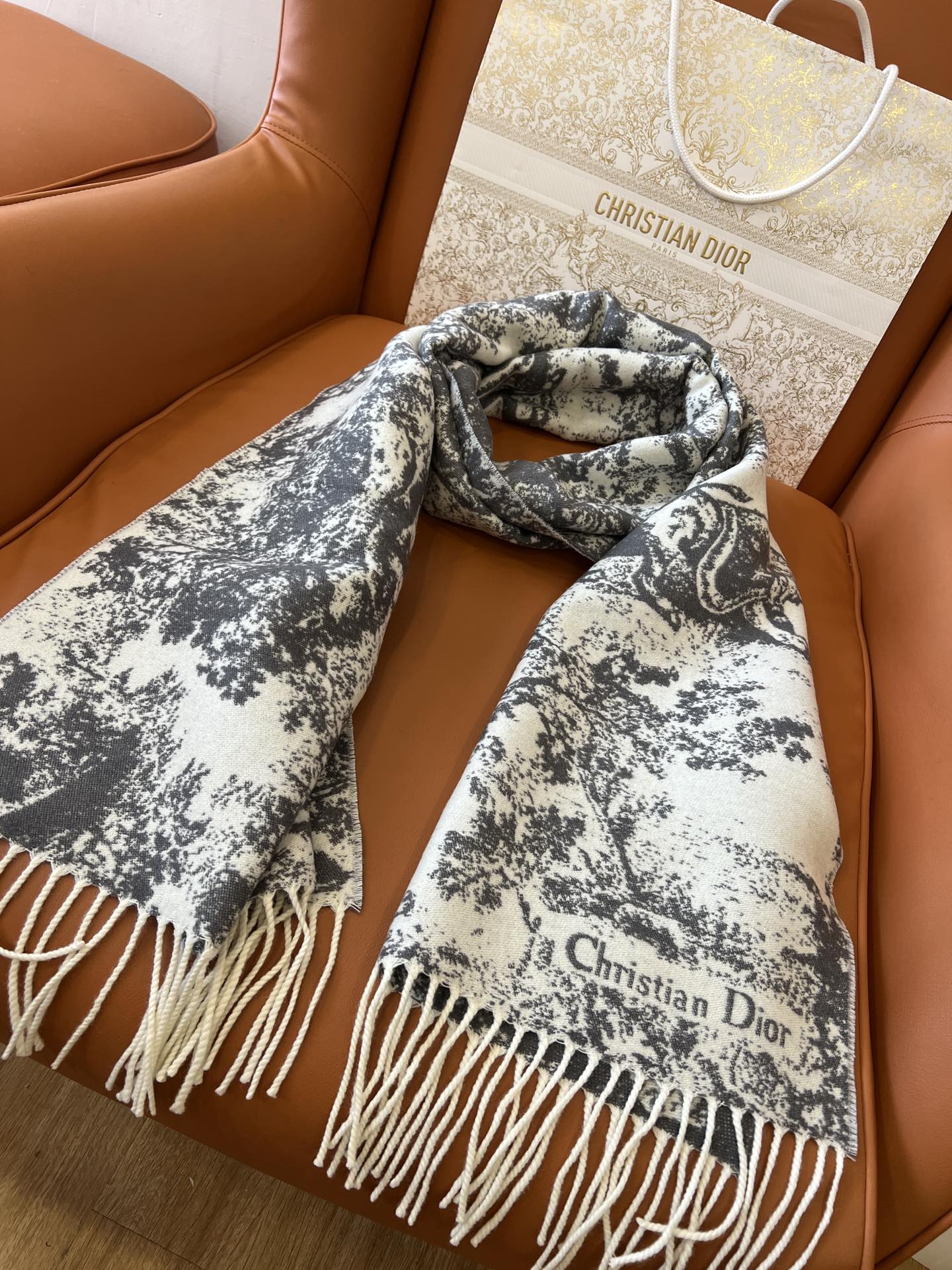 Di 25 Jouy Print Shawl Scarf（BLACK/GRAY/PINK）
