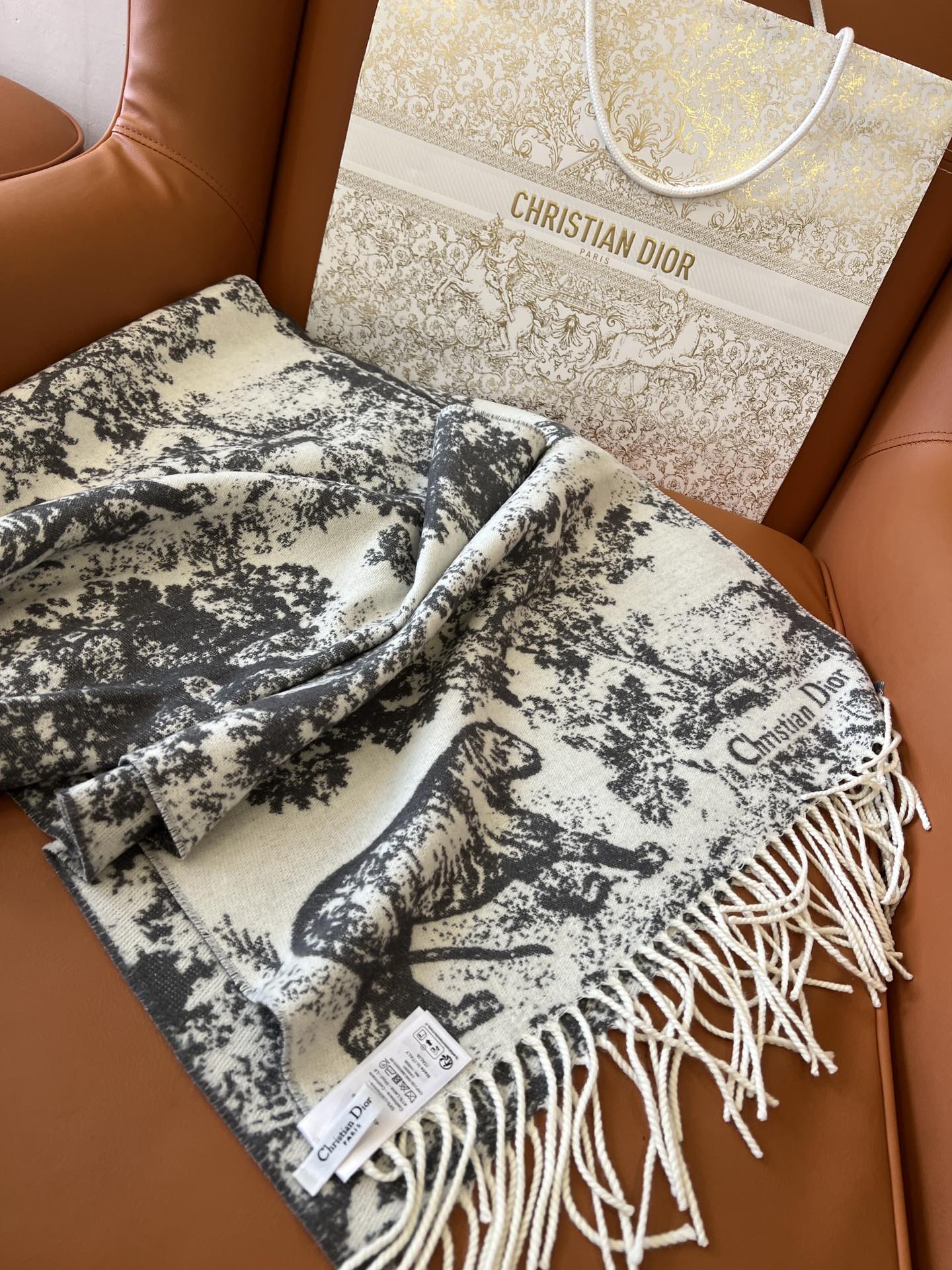 Di 25 Jouy Print Shawl Scarf（BLACK/GRAY/PINK）