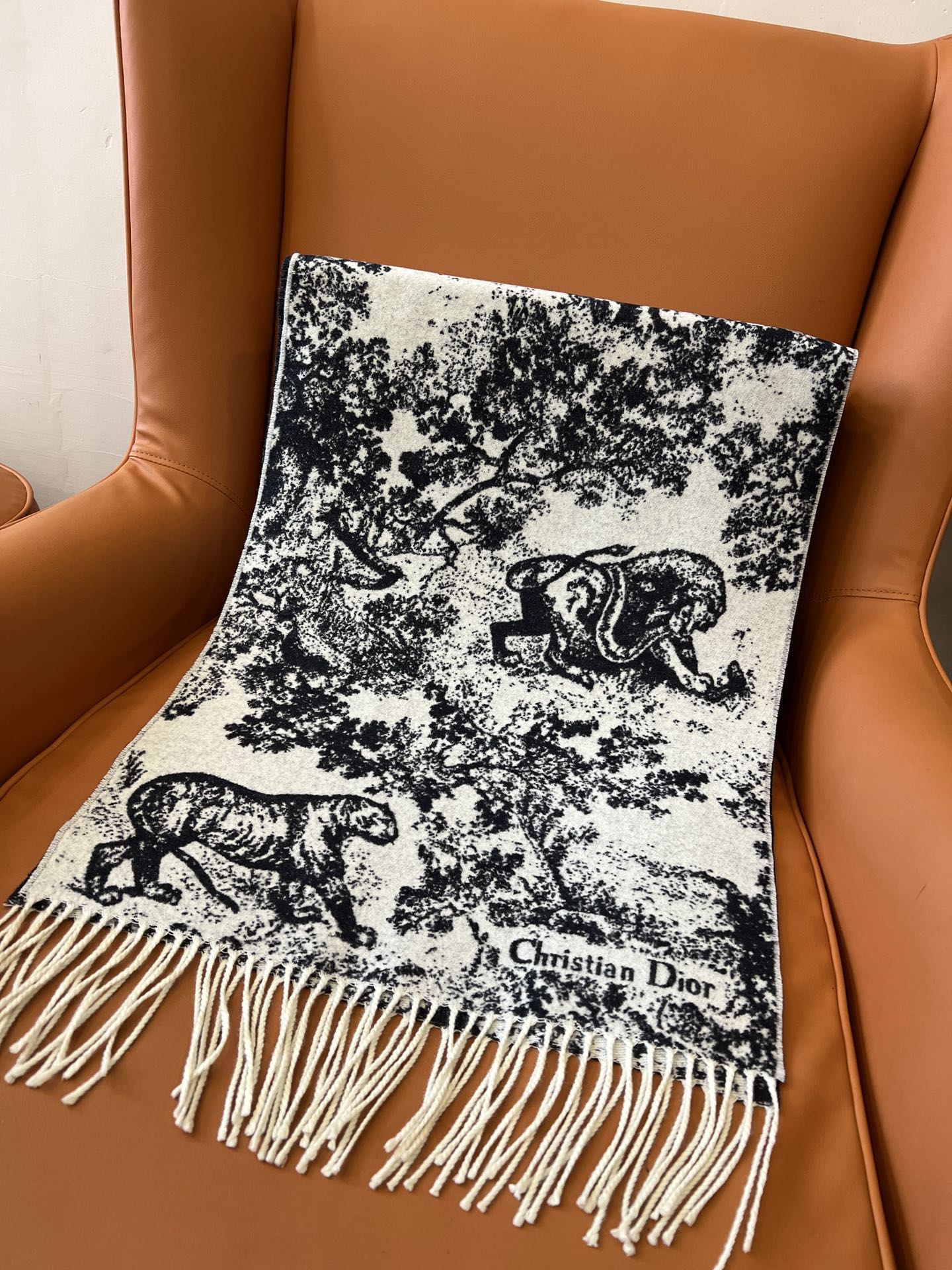 Di 25 Jouy Print Shawl Scarf（BLACK/GRAY/PINK）