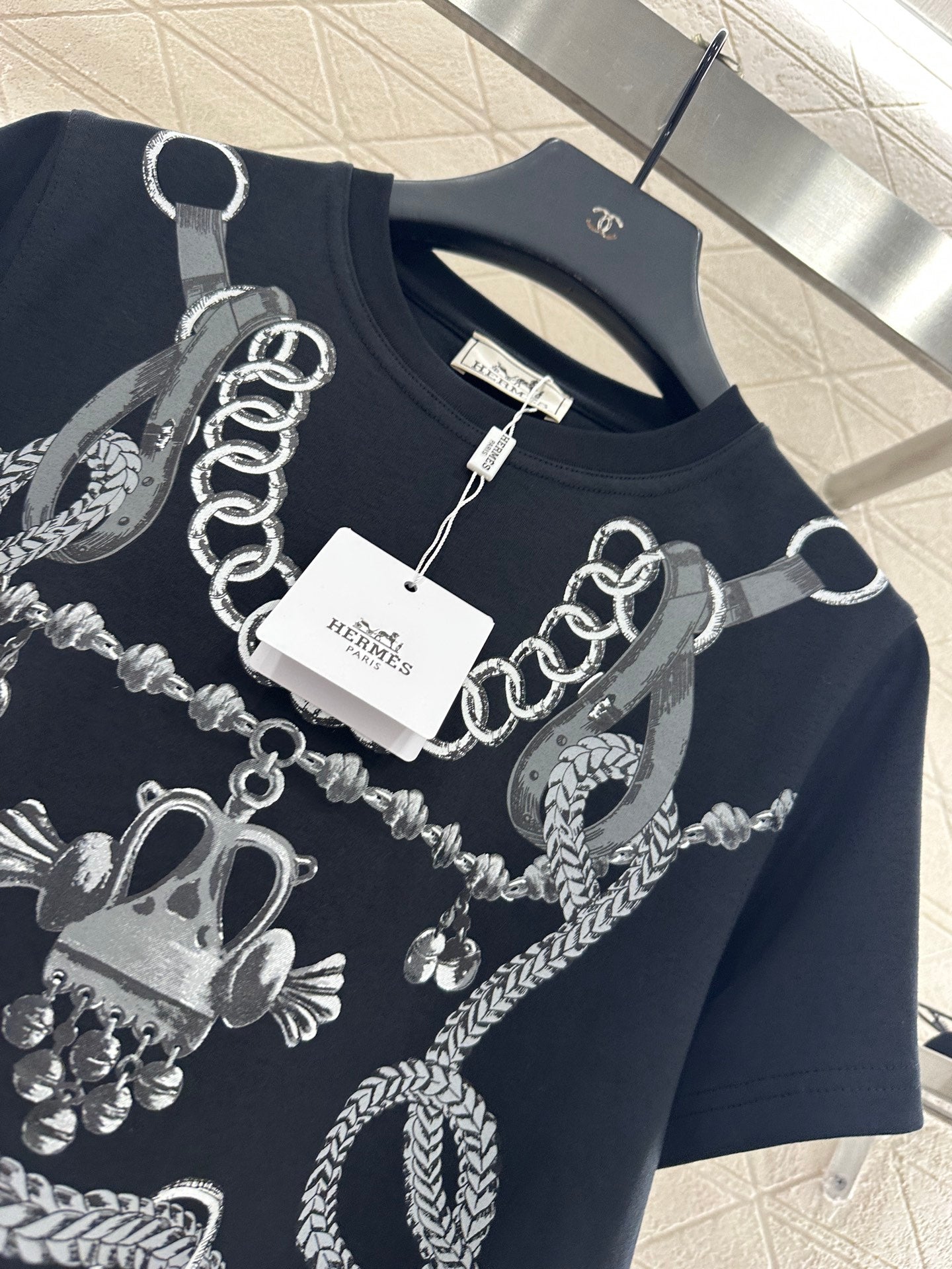 He 25 Round neck chain button print 𝑇𝑒𝑒
