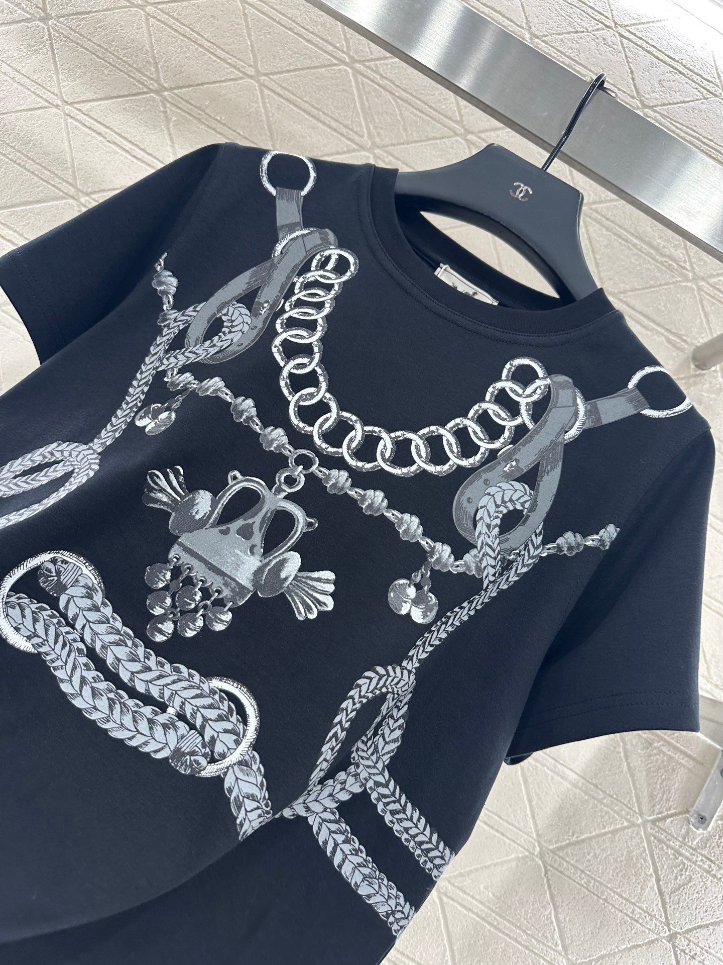 He 25 Round neck chain button print 𝑇𝑒𝑒