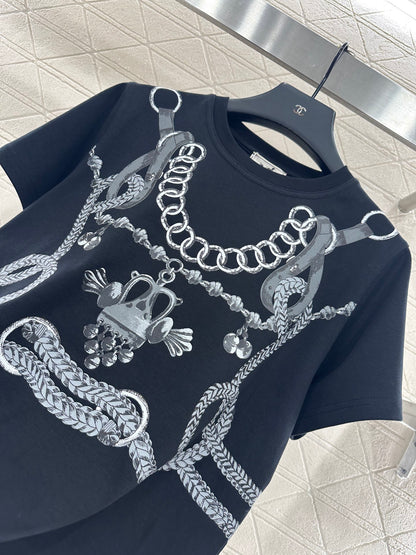 He 25 Round neck chain button print 𝑇𝑒𝑒