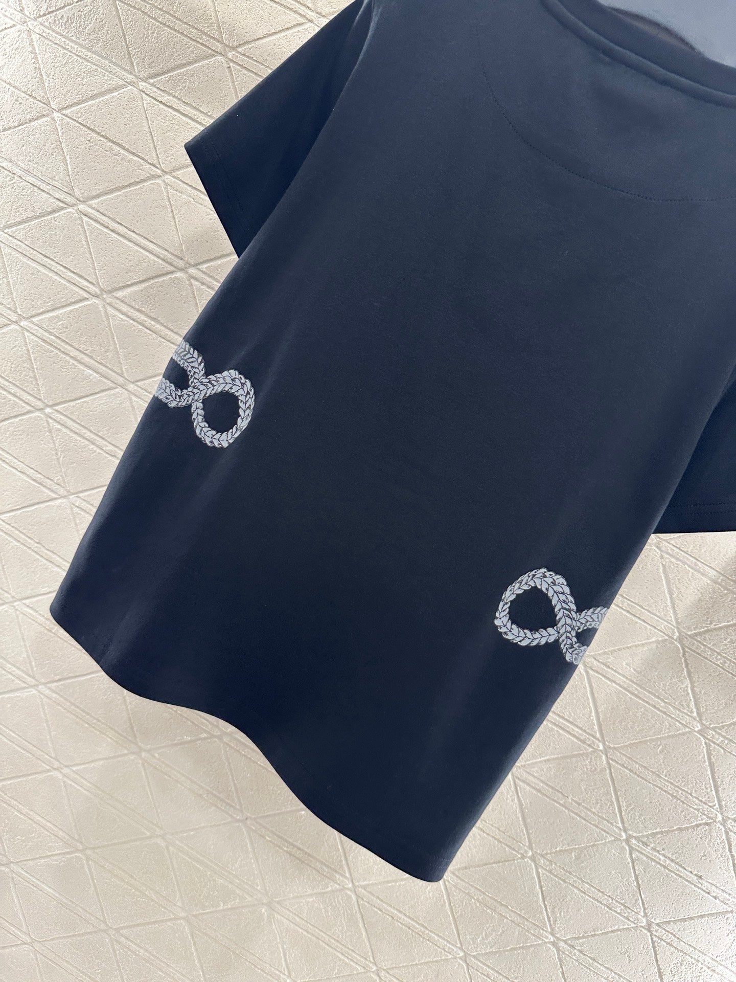 He 25 Round neck chain button print 𝑇𝑒𝑒