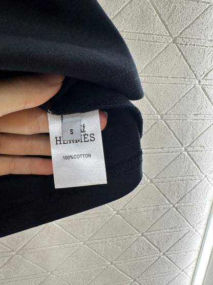 He 25 Round neck chain button print 𝑇𝑒𝑒