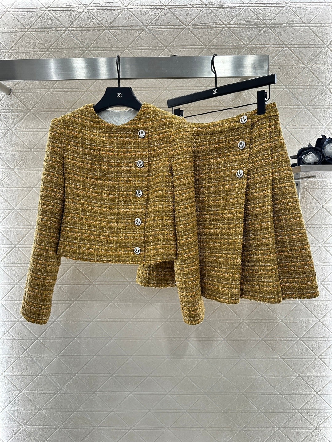 Lor 25 Round neck diagonal pleated short skirt set