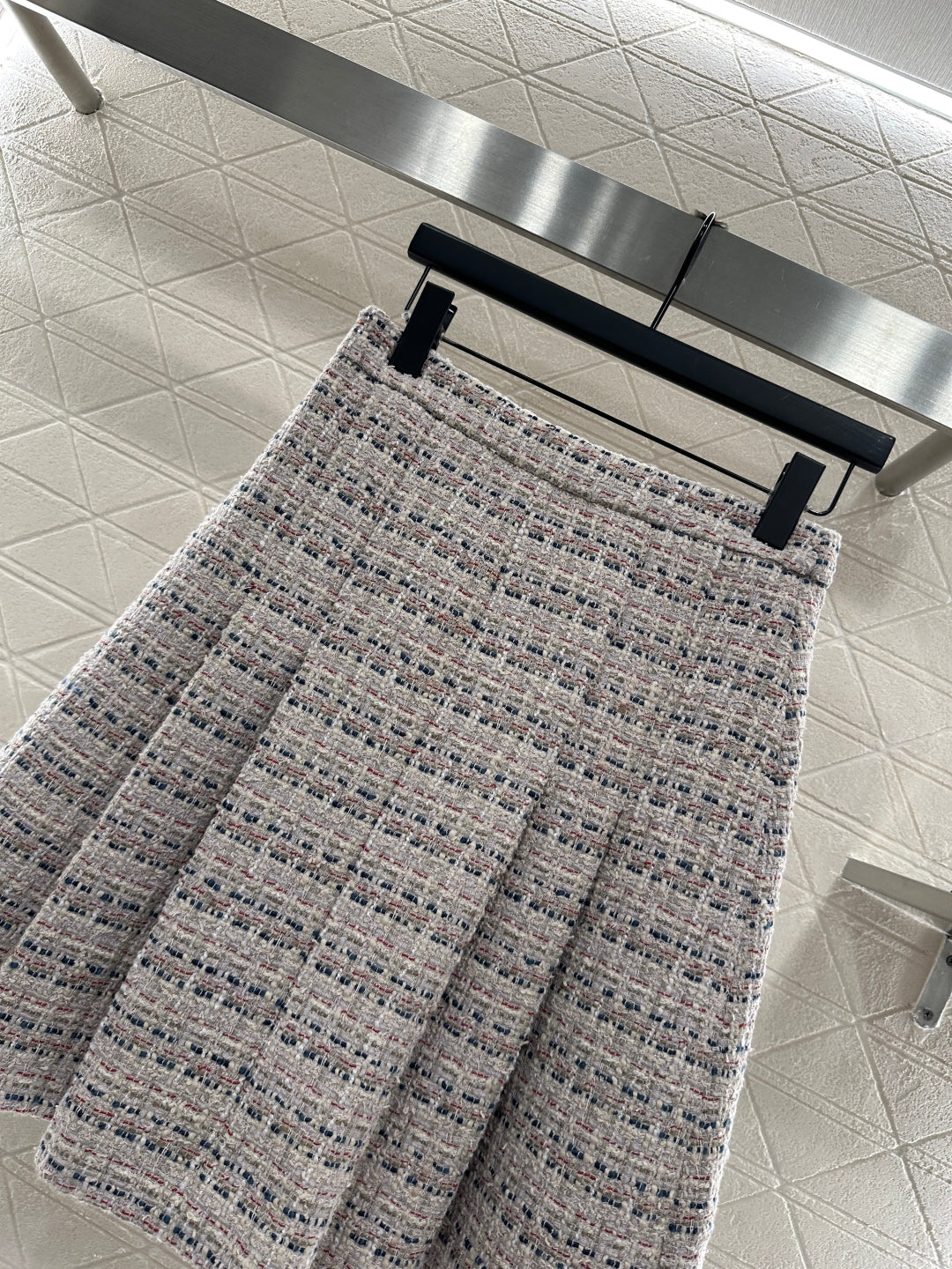 Lor 25 Round neck diagonal pleated short skirt set