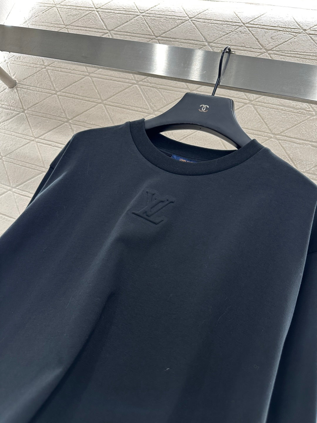 L 25 Embossed letter long sleeved shirt