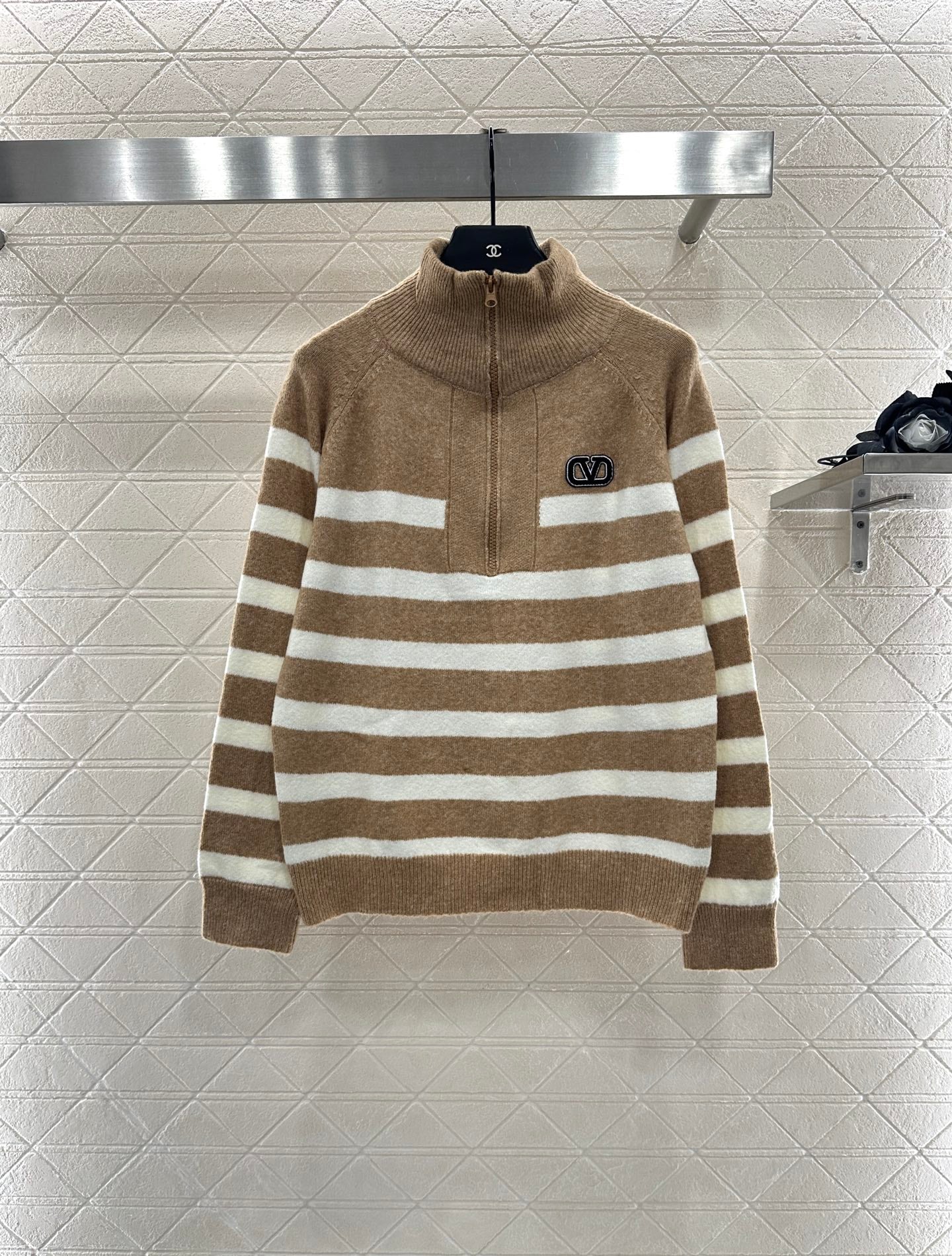 Val 25 Half open knit sweater with collar stripes