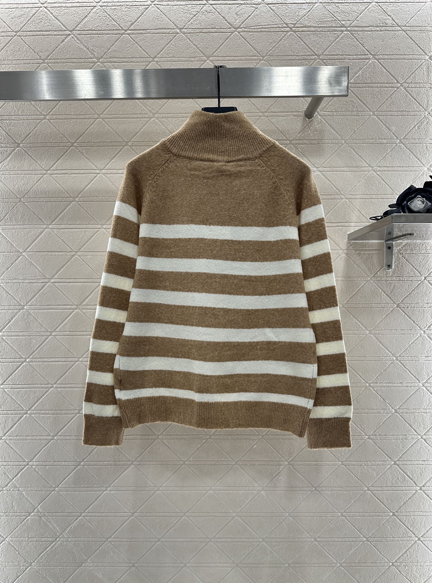 Val 25 Half open knit sweater with collar stripes