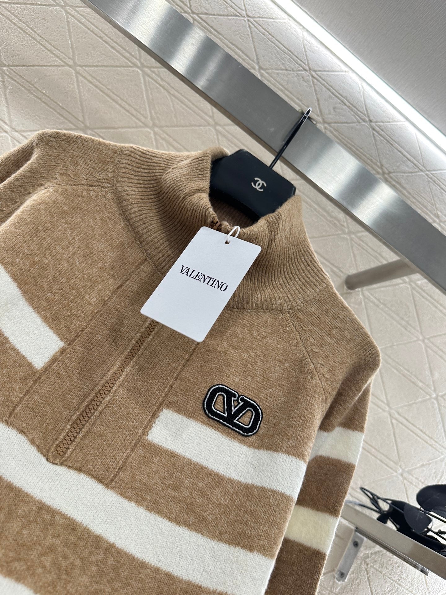 Val 25 Half open knit sweater with collar stripes