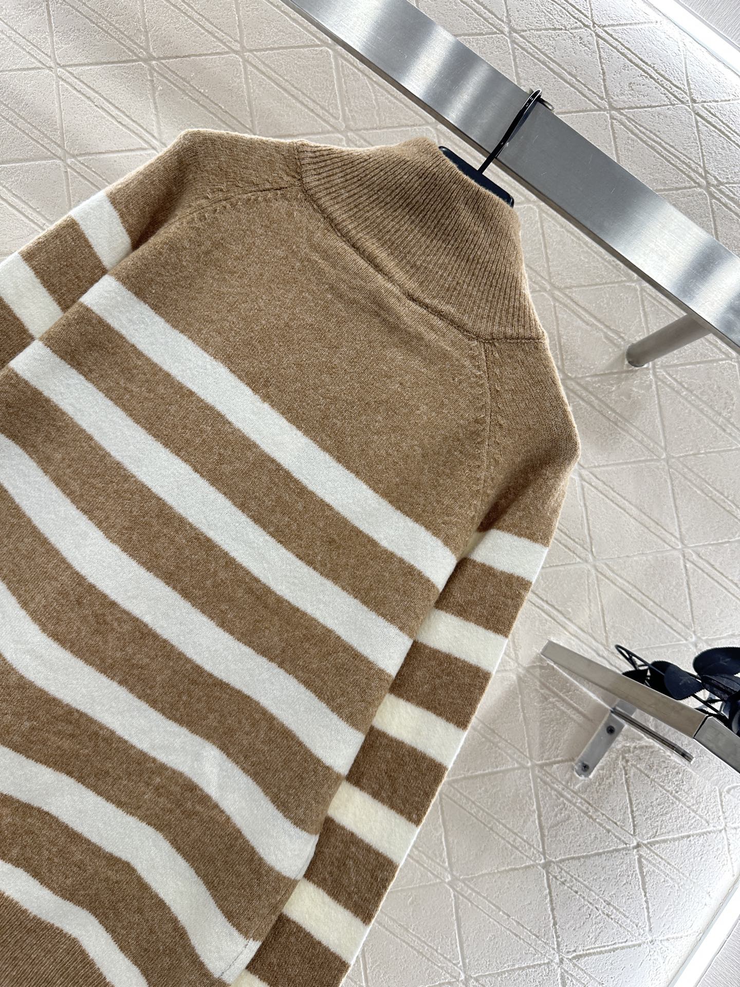 Val 25 Half open knit sweater with collar stripes