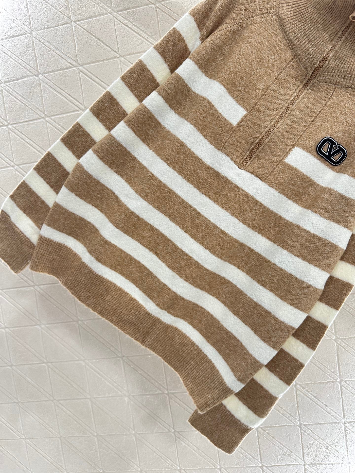 Val 25 Half open knit sweater with collar stripes