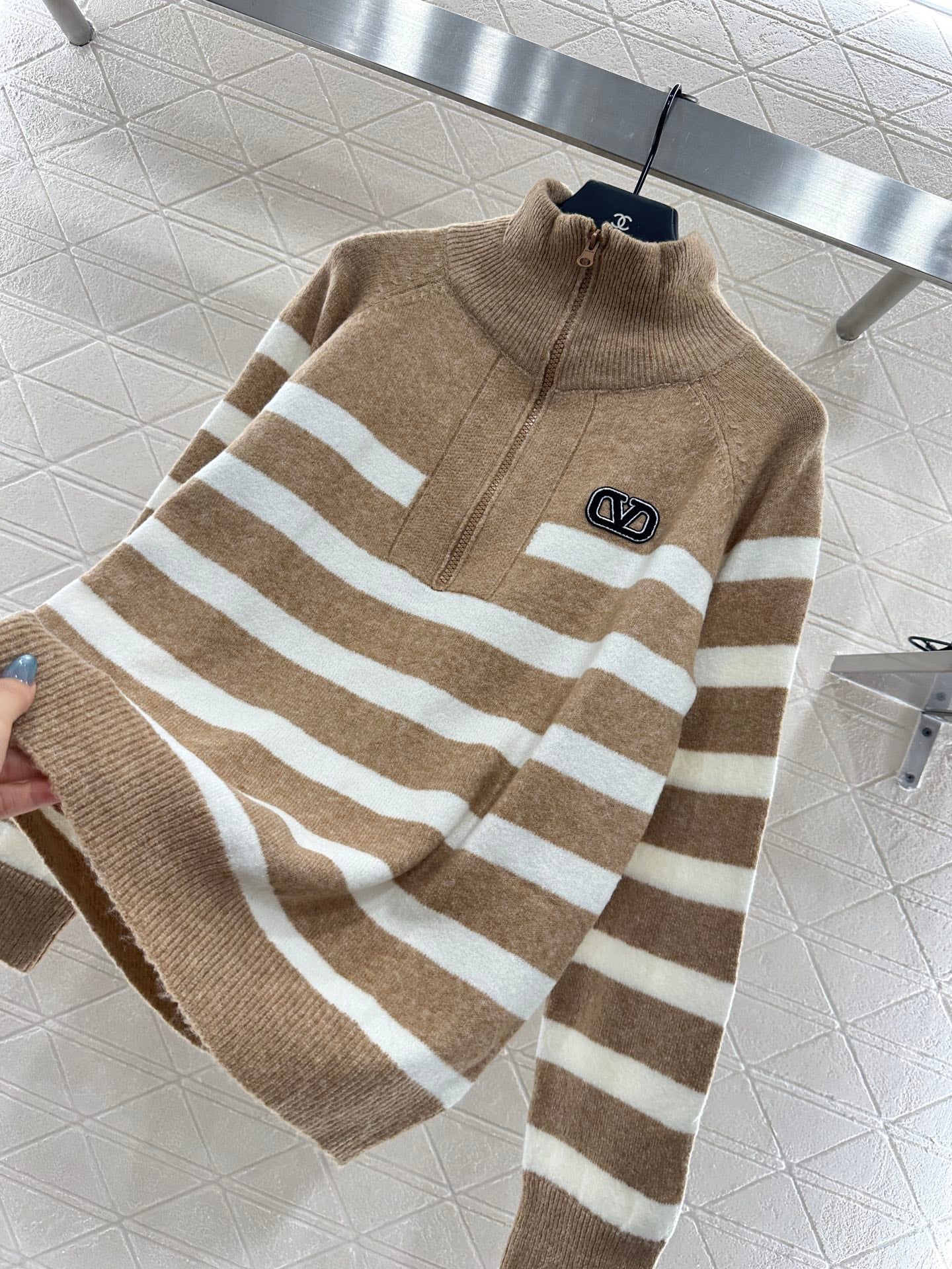 Val 25 Half open knit sweater with collar stripes