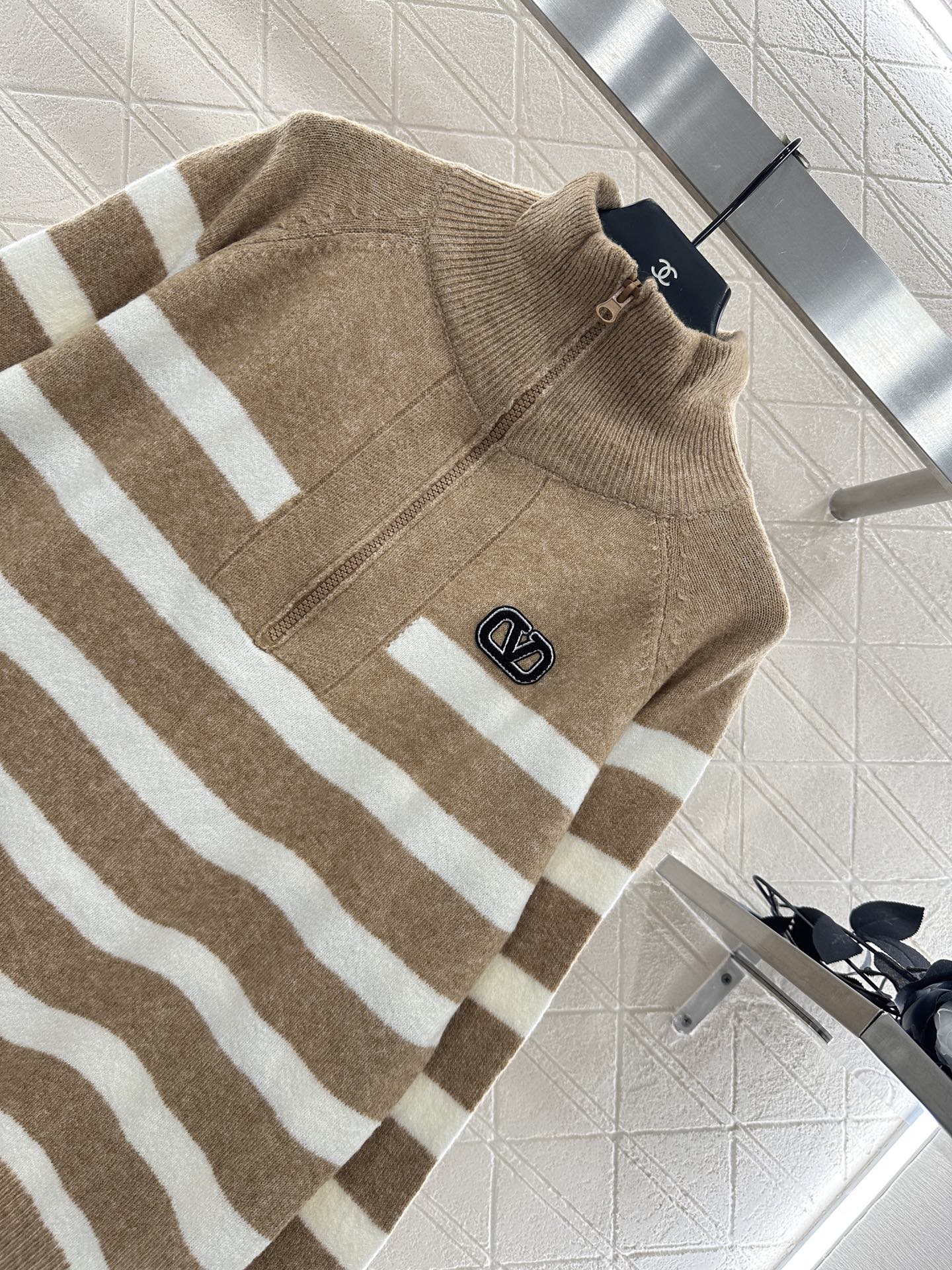 Val 25 Half open knit sweater with collar stripes
