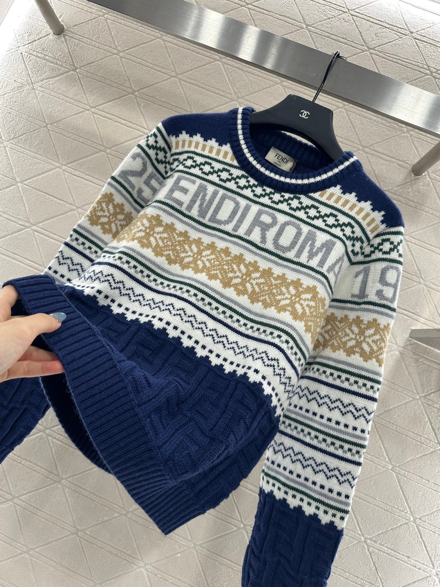 Fe 25 Hook flower round neck pullover sweater