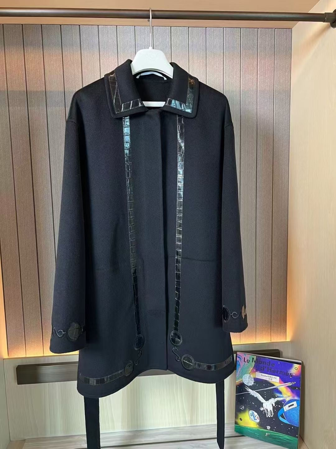 He 25FW Double-sided pure cashmere coat with saddle embroidery and leather design