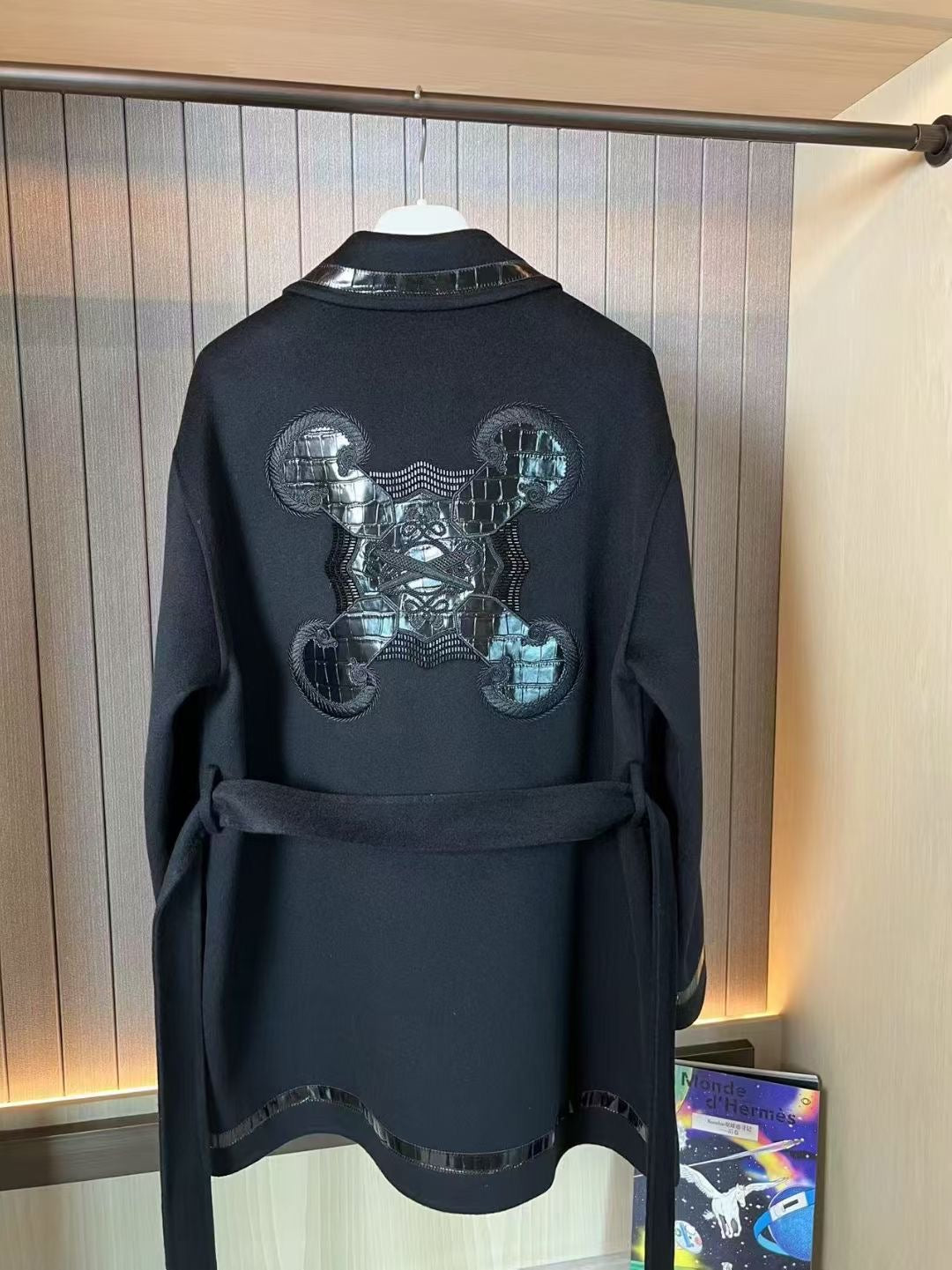 He 25FW Double-sided pure cashmere coat with saddle embroidery and leather design