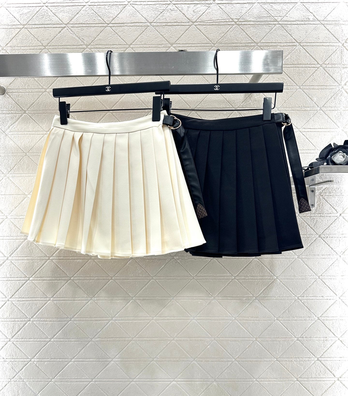 L 25 High-waisted pleated skirt with one side buckle