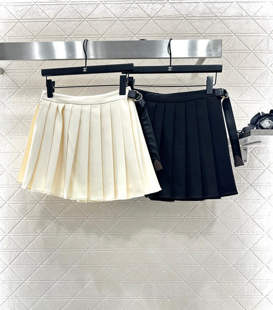 L 25 High-waisted pleated skirt with one side buckle