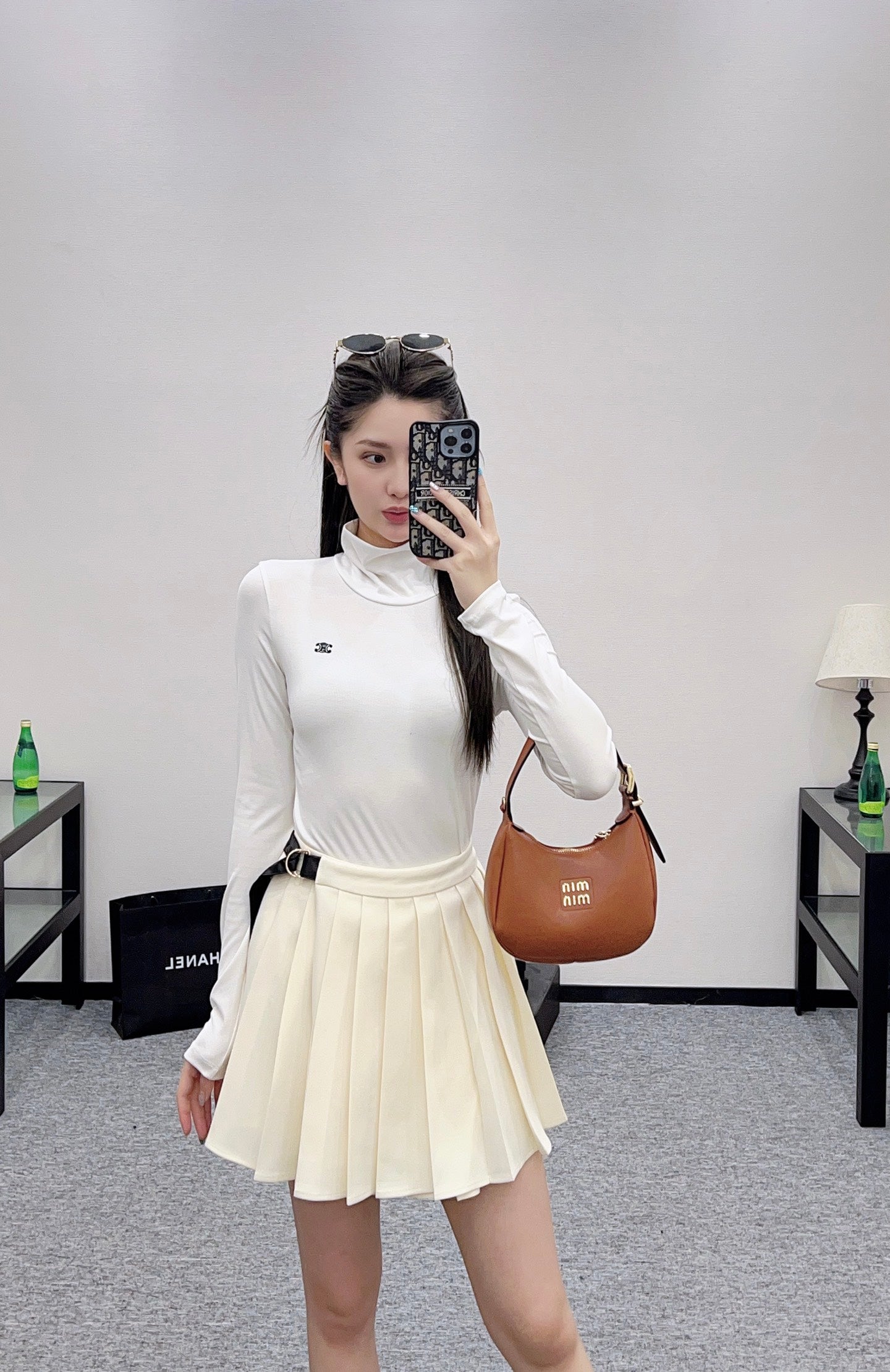 L 25 High-waisted pleated skirt with one side buckle