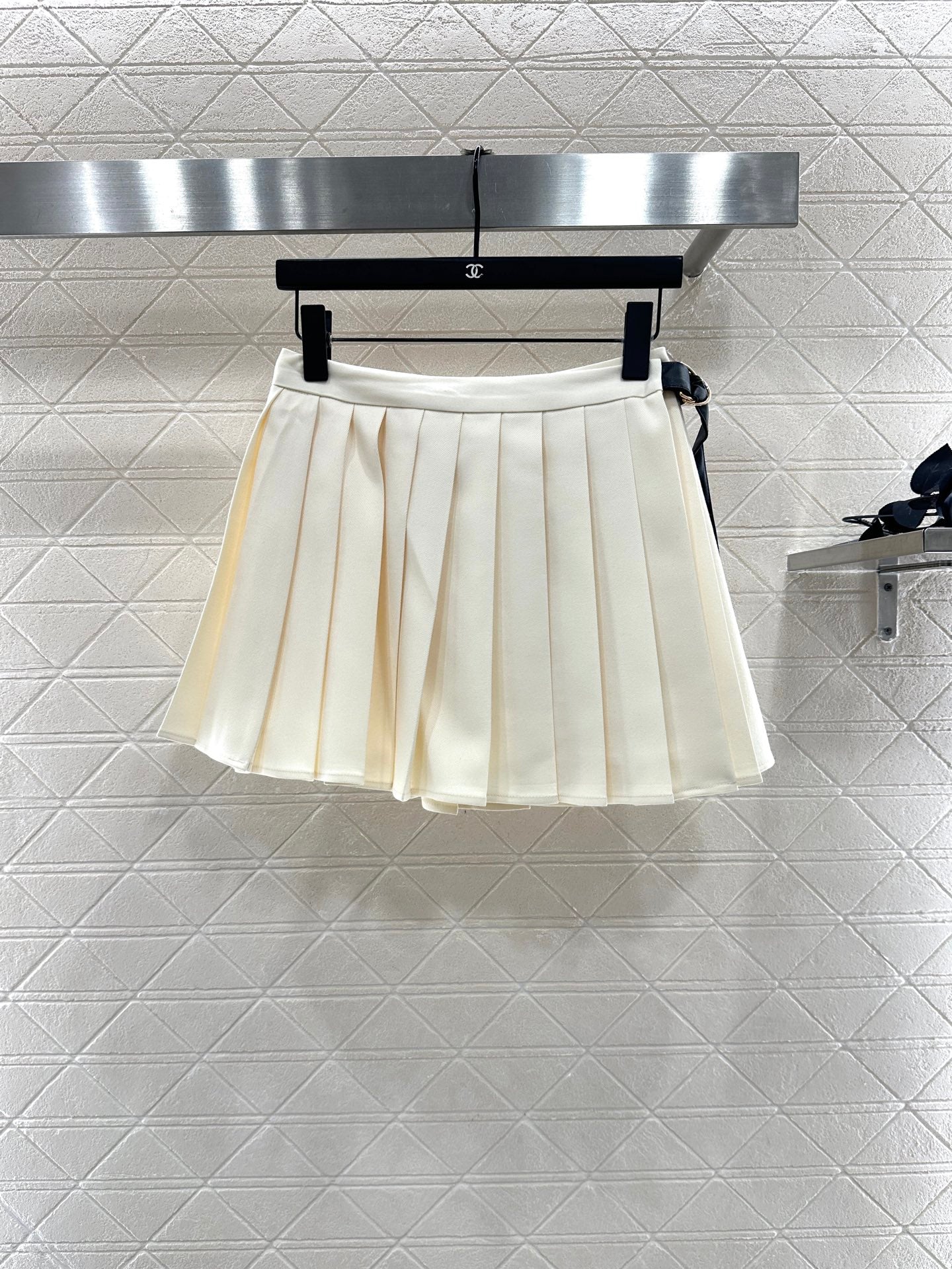 L 25 High-waisted pleated skirt with one side buckle