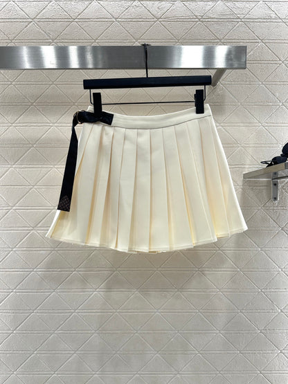L 25 High-waisted pleated skirt with one side buckle