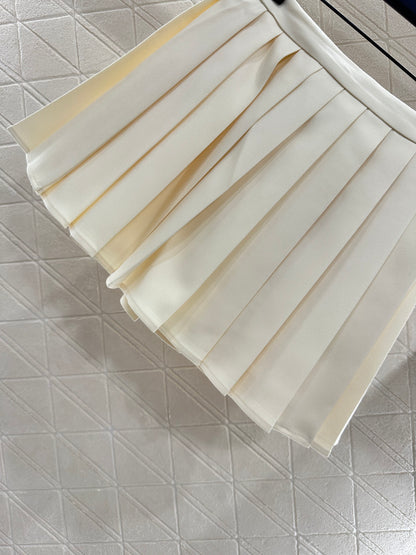 L 25 High-waisted pleated skirt with one side buckle