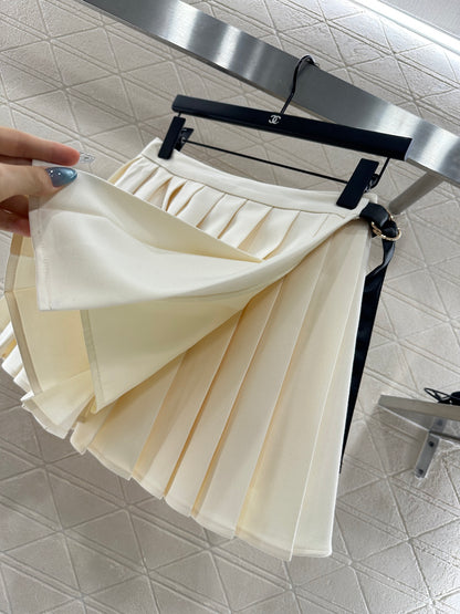 L 25 High-waisted pleated skirt with one side buckle