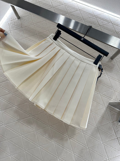 L 25 High-waisted pleated skirt with one side buckle