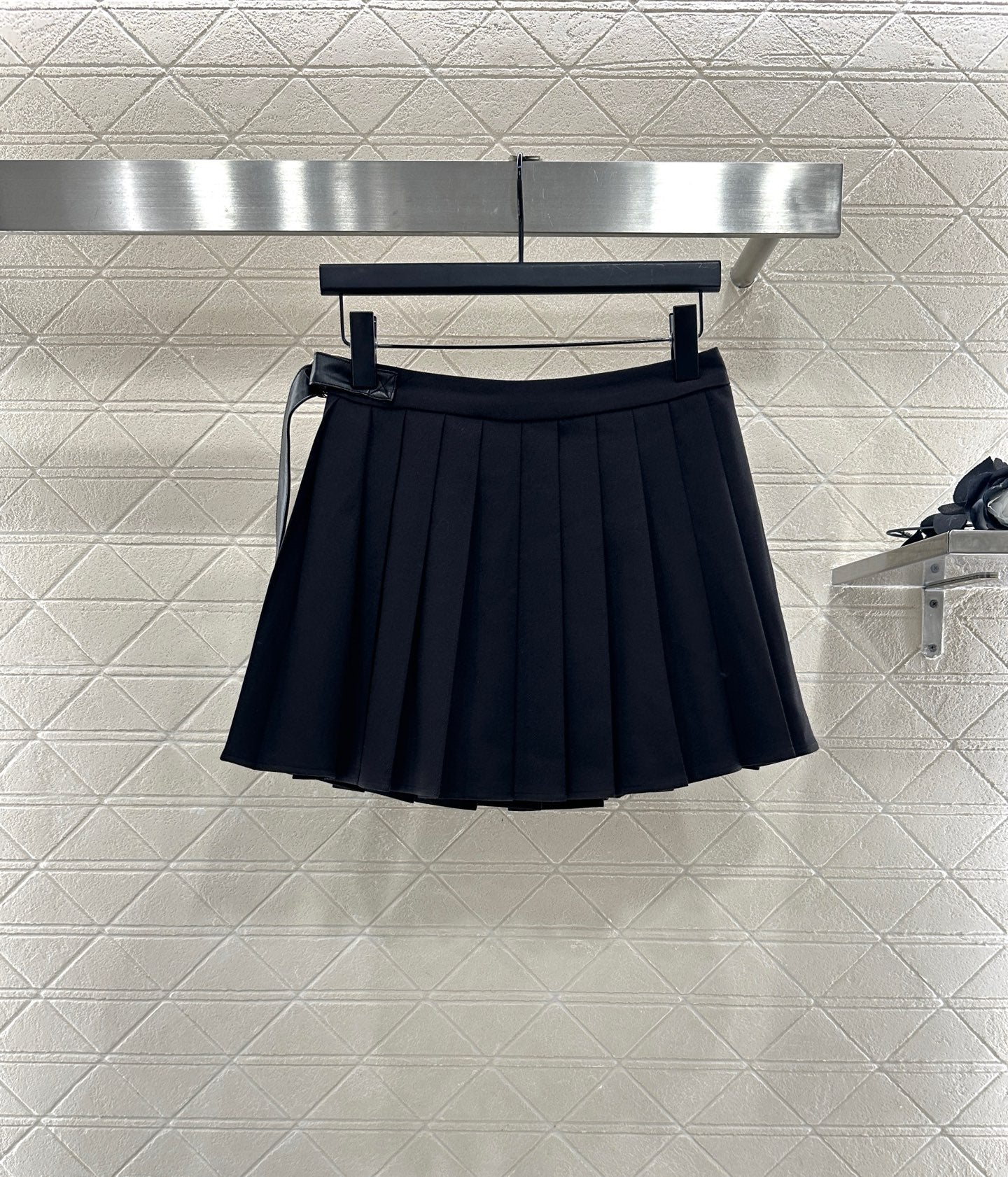 L 25 High-waisted pleated skirt with one side buckle