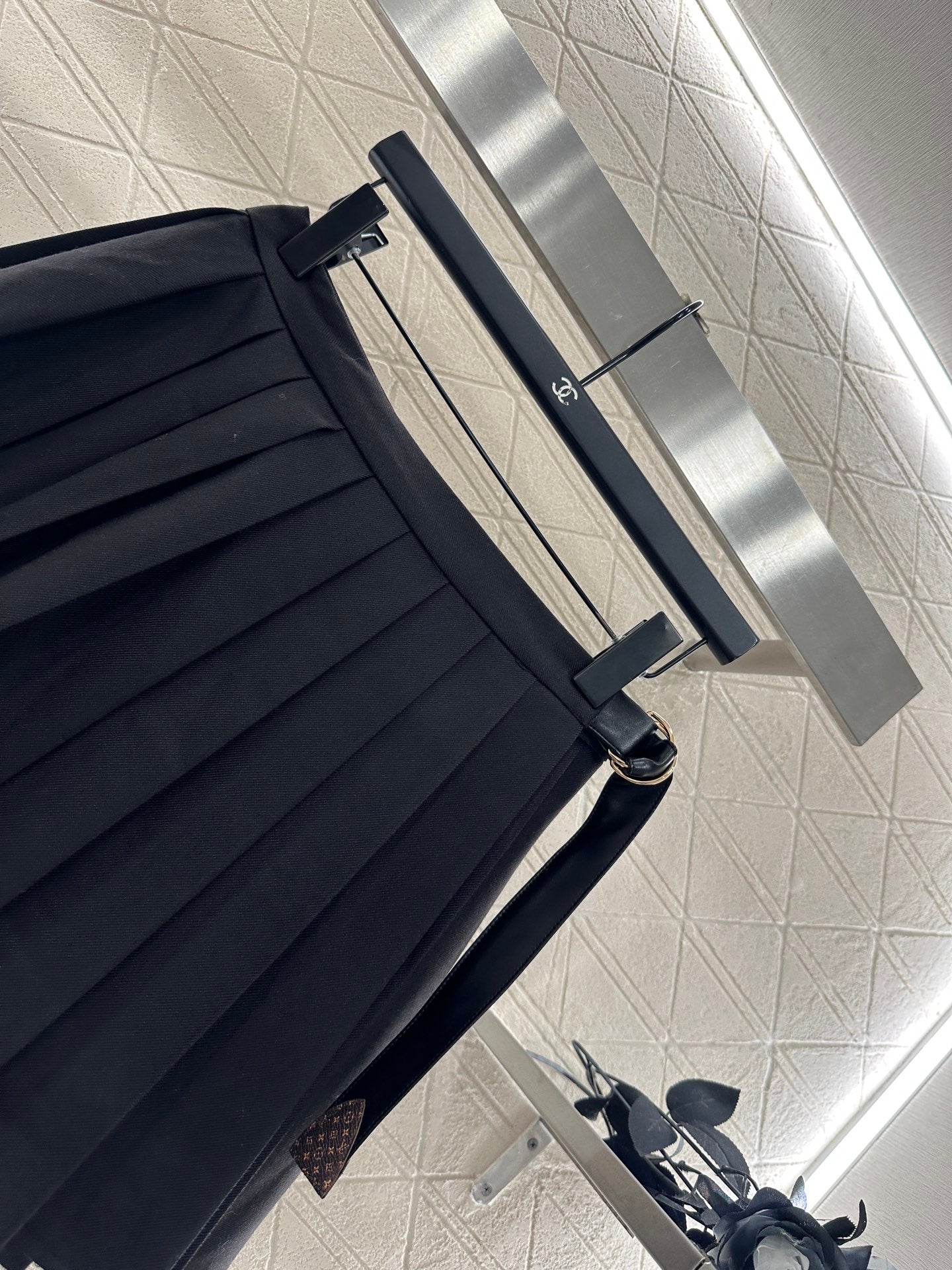 L 25 High-waisted pleated skirt with one side buckle
